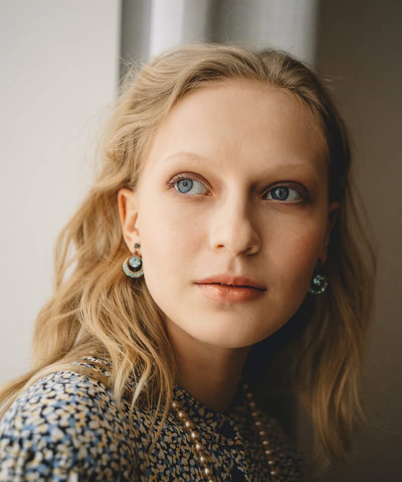 Raahni-brand-portrait-of-beautiful-woman-in-natural-light.jpg.